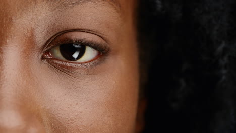 Nahaufnahme-Einer-Afrikanischen-Frauen-Augen-Charakterserie,-Isoliert-Auf-Reinem-Weißem-Hintergrund